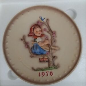 VTG 1976 M.J. Hummel - Annual Plate - "Apple Tree Girl" - MINT in Box